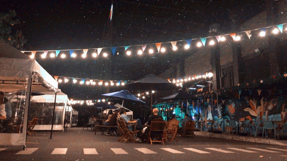 Mercado del Rio food hall in Medellín — dozens of food stalls under one roof