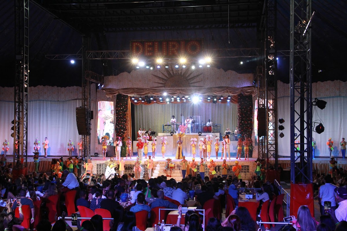 Delirio salsa show in Cali with dancers performing on a colorful stage before a live audience