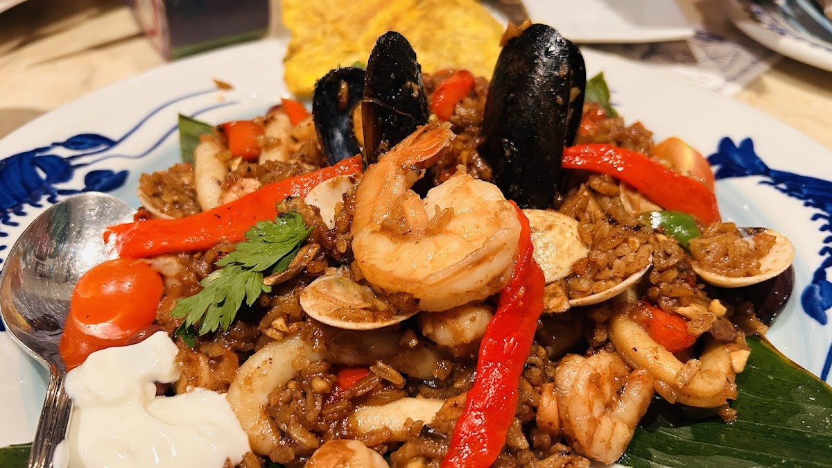 Seafood platter at La Cevichería in Cartagena with shrimp, mussels, clams, and fresh garnishes